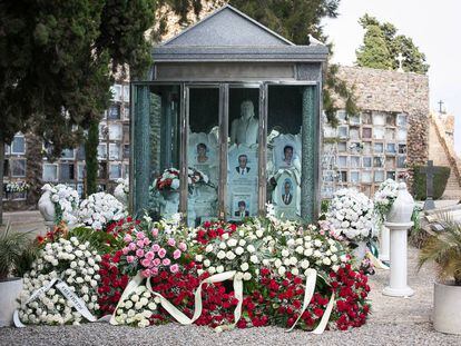 El mausoleo de los Jodorovich lleno de flores por el entierro de la matriarca.