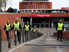 Miembros de la Unidad Militar de Emergencias patrullan ayer por la estación de Atocha.