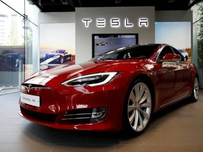 Los Tesla tendrán un modo oscuro para conducir más cómodo de noche