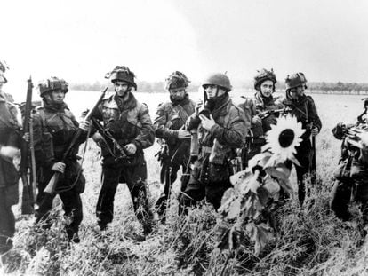 Un grupo de paracaidistas británicos, conocidos como los diablos rojos, en Holanda, durante la Operación Market Garden.