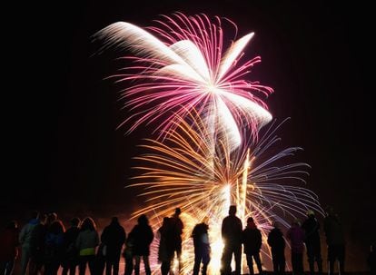 Cientos de personas observan los fuegos artificiales en los acantilados en Skinningrove (Reino Unido).