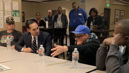 Castro, en una mesa redonda con veteranos sin hogar, en Los Ángeles.