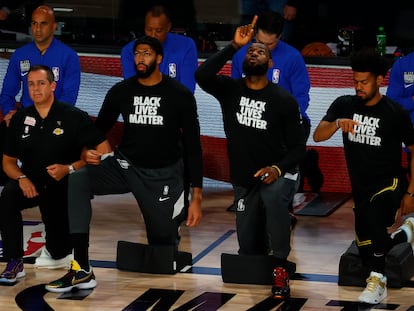 Vogel, Davis, LeBron y Cook, escuchan el himno arrodillados antes de un partido de los Lakers.