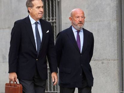 El expresidente del Banco Popular Emilio Saracho (d), a su llegada a la Audiencia Nacional, con su abogado, José Manuel Alonso. EFE/ Ballesteros