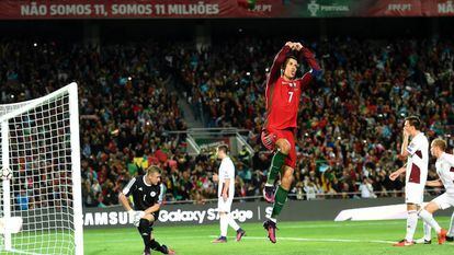 Cristiano Ronaldo celebra su gol de penalti a Letonia.