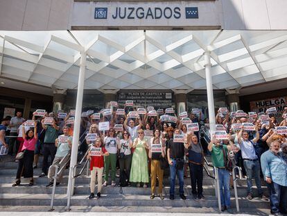 Funcionarios de justicia con pancartas en los Juzgados de Plaza de Castilla, tras ser desalojados del interior de la sede judicial, este viernes.