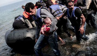 Un grup de refugiats arriba a l'illa grega de Lesbos, aquest dijous.