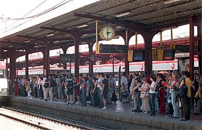 Viajeros Esperando El Tren De Cercanias En La Estacion De Alcala De Henares Madrid El Pais