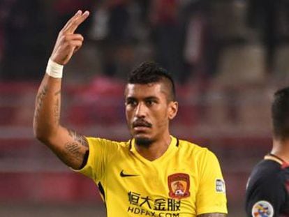 El club azulgrana paga al Guangzhou chino 40 millones por el centrocampista brasileño, que firma por cuatro años y tendrá una cláusula de rescisión de 120 millones