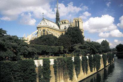 La catedral de Notre Dame, en París, ocupa el segundo lugar de la lista de enclaves donde tener cuidado con los wifis abiertos.