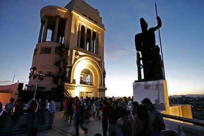 La escultura <i>Minerva</i>, en la terraza del Círculo de Bellas Artes.