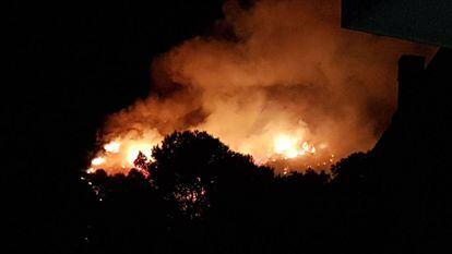 Las llamas queman una zona de vegetación forestal en Castelldefels.