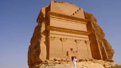 Un turista toma fotos en el enclave arqueológico de Madain Saleh, en Arabia Saudí.
