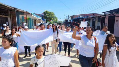 En el centro y con sombrero de cuadros, Mayerly Briceño, en una marcha por la paz en Arauca.