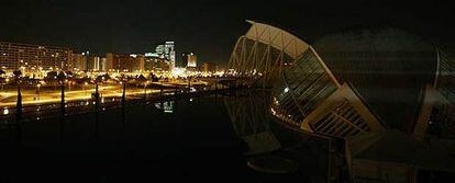 La Ciudad de Las Artes y Las Ciencias de Valencia siguió la convocatoria del apagón entre las 19.55 y las 20.00 horas promovida por la Alianza por el Planeta para luchar contra el cambio climático.