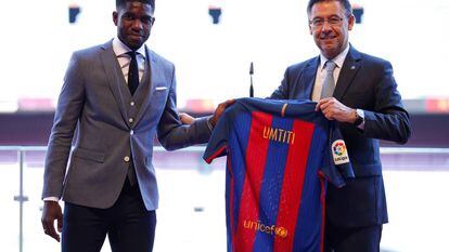El presidente del FC Barcelona, Josep Maria Bartomeu, presenta a la nueva incorporaci&oacute;n Samuel Umtiti. 