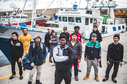 La tripulación del 'Nosa Madre Rosaura' está compuesta por pescadores originarios de Indonesia, Cabo Verde y Senegal.  El patrón del barco, Elvis Jesús da Silva, posa junto al barco y su tripulación.