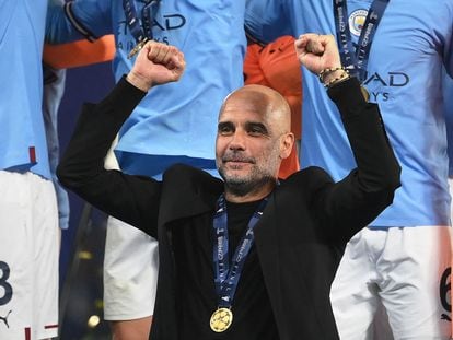 Pep Guardiola celebra con la medalla de oro colgada el triunfo del Manchester City en la final de la Champions League.