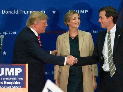 Donald Trump saluda a su yerno Jared Kushner junto a su esposa Ivanka, en un acto de campa&ntilde;a