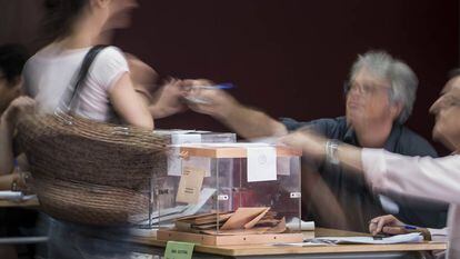 Ambiente electoral en el Instituto Menendez Pelayo de Barcelona. Votación en las elecciones legislativas del 26-J.