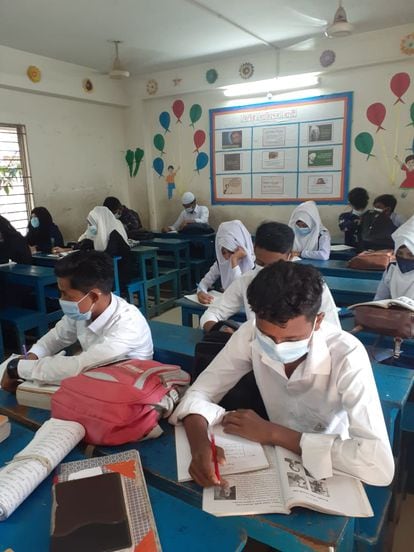 Estudiantes en el centro Hisham Uddin de Mohammadpur, Dacca (Bangladés).