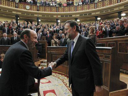 Rubalcaba felicita a Mariano Rajoy tras conseguir este el respaldo del Congreso a su investidura como presidente del Gobierno, el 20 de diciembre de 2011.