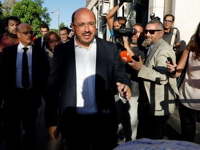El expresidente del Gobierno murciano Pedro Antonio Sánchez (en el centro), a su llegada a la Audiencia Provincial de Murcia, este martes.