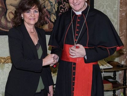 La vicepresidenta Carmen Calvo y el secretario de Estado vaticano, Pietro Parolin, el lunes en Roma.