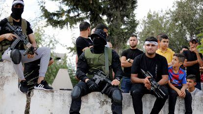 Palestinos armados asistían el sábado al entierro de Mahmud al Sus, muerto en una redada israelí, en la ciudad cisjordana de Yenín.
