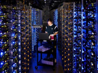 Una operaria realiza trabajos en el centro de datos de Google en The Dalles, Oregón (EE UU).