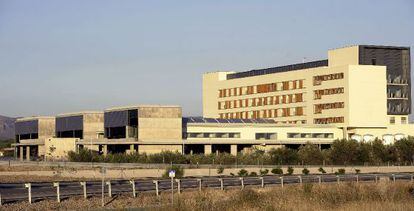 UN NUEVO HOSPITAL, CERRADO Y TAPIADO POR LA CRISIS. Iba a inaugurarse en 2009 pero ahora, casi terminado, la Consejería de Sanidad ha tapiado las puertas del hospital comarcal de Llíria (Valencia), que ha costado 30 millones.