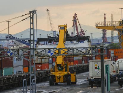 Transporte de contenedores en el puerto de Bilbao.