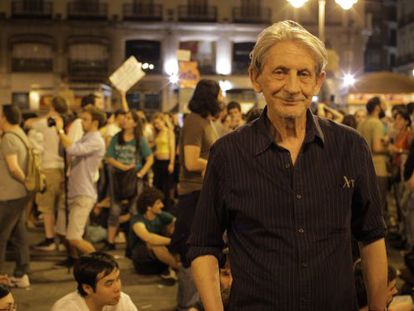 El director Basilio Martín Patino en la madrileña Puerta del Sol, ocupada por los miembros del movimiento 15M.