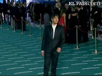 La tradicional alfombra roja ha sido sustituida por una verde, pero las estrellas patrias brillan igual que las de Hollywood. Los protagonistas de 'Ágora', 'Celda 211', 'El secreto de tus ojos', 'El baile de la Victoria' y muchas otras han posado para los medios con sus mejores galas y su mejor sonrisa, a sabiendas de que en esta noche mágica del cine todo puede pasar.