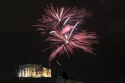 Fuegos artificiales sobre el Partenón de Atenas para celebrar el nuevo año. 