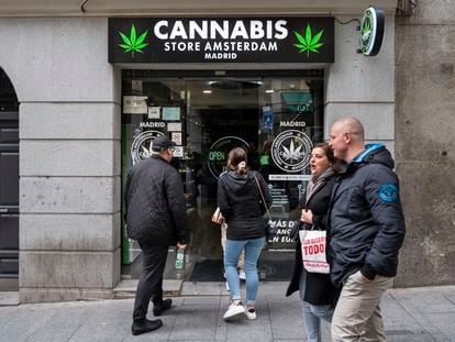Un dispensario legal de flores de cannabis en Madrid.