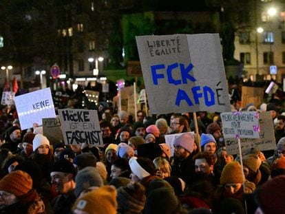 Asistentes a la marcha de Colonia contra la ultraderecha y por la democracia, el martes 16 de enero.