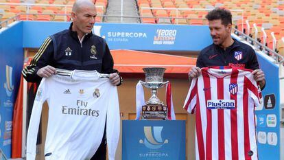 Zinedine Zidane y Diego Pablo Simeone posan con las camisetas de sus respectivos equipos en el estadio King Abdullah de Yeddah.