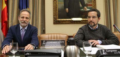 Salvador de la Encina (PSOE) y Sergio Pascual (Podemos), en la Comisi&oacute;n de Fomento, este martes.