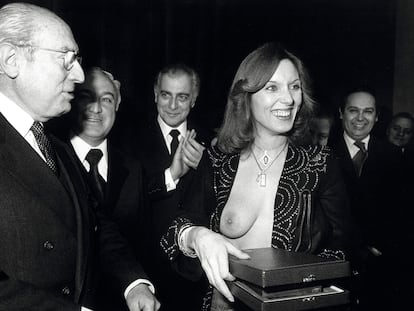 Una imagen histórica: Susana Estrada, con un pecho a la vista, junto a Enrique Tierno Galván, en 1978.