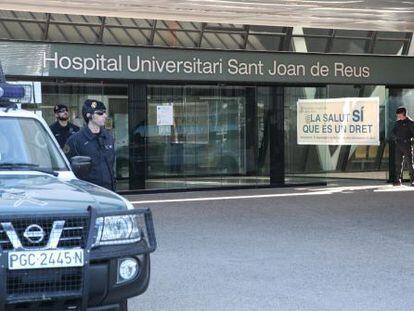La Guàrdia Civil vigila l'hospital Sant Joan de Reus durant l'escorcoll.