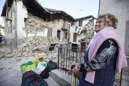 Una mujer espera junto a los escombros en Accumoli, este miércoles.