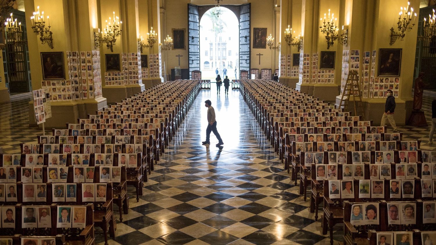 Retratos de fallecidos por covid-19 en una misa este sábado en la Catedral de Lima.