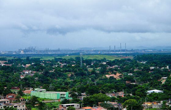 Vista aérea de la localidad de Itaboraí, con la refinería de Petrobras al fondo.