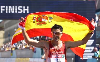 El marchista español Miguel Ángel López luce la bandera nacional tras proclamarse vencedor de la carrera.