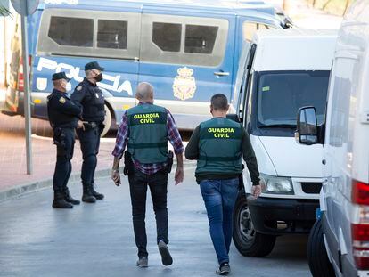 Miembros de las Fuerzas y Cuerpos de Seguridad del Estado intervienen en una operación contra el narcotráfico en la localidad del Rincón de la Victoria (Málaga), el pasado 12 de noviembre.