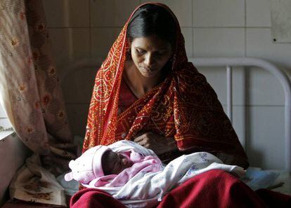 Una madre india con su reci&eacute;n nacida en la ciudad india de Lucknow.