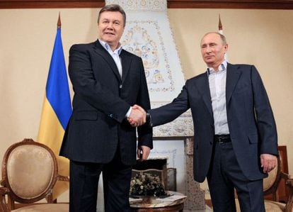 Los presidentes Yanuk&oacute;vich y Putin este lunes en Rusia.