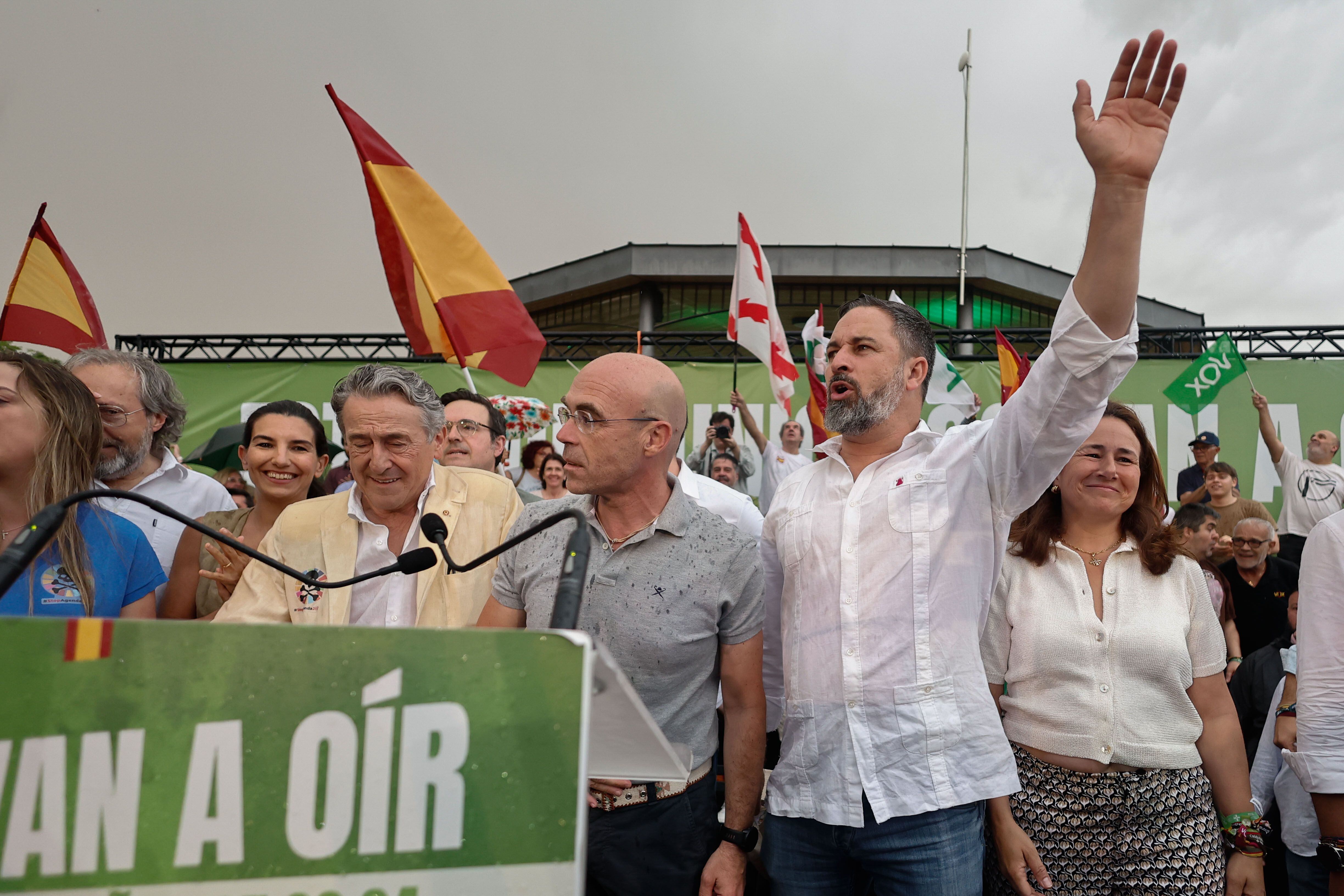 El presidente de Vox, Santiago Abascal; el eurodiputado del partido Hermann Tertsch y el cabeza de lista del partido a las elecciones europeas, Jorge Buxadé, este viernes en un acto electoral en Fuenlabrada (Madrid).