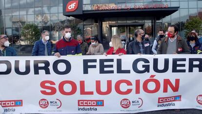 Manifestación de trabajadores de Duro Felguera el pasado 1 de octubre frente a la sede de la empresa en Gijón.